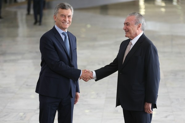 Brasília - Presidentes Maurício Macri, da Argentina, e Michel Temer se cumprimentam no Palácio do Planalto