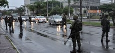 Militares realizam patrulhamento a pé e motorizado em pontos de grande movimento, nas principais avenidas e ruas da capital
