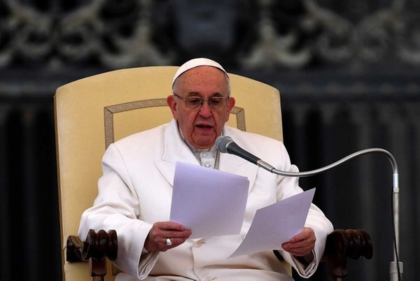 Papa Francisco fala durante audincia pblica na praa So Pedro, no Vaticano, na quarta-feira (22)