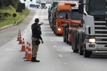 A PRF fiscalizou 143 mil pessoas em rodovias do Pas todo