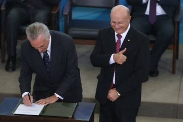 Michel Temer d posse a novo ministro da Justia, Osmar Seraglio (PMDB)