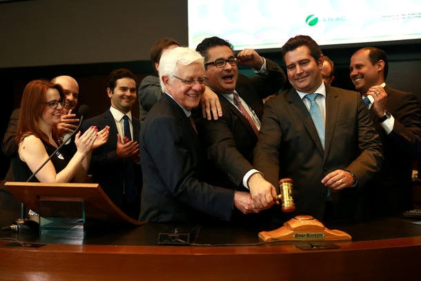 Ministro Moreira Franco na batida do martelo junto com os vencedores da concesso do Aeroporto de Florianopolis