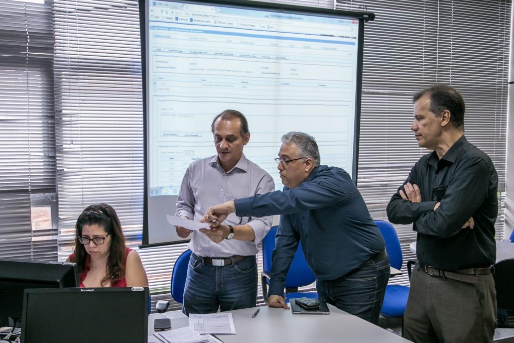 Secretrio Wilson Santos acompanhou primeiro dia de sesso do prego para escolha da empresa