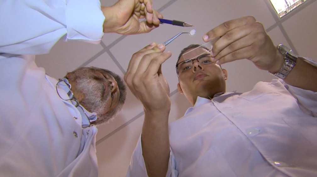 Pesquisadores da USP de Ribeirão Preto desenvolveram fita adesiva que alivia dor em microcirurgias bucais