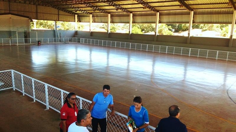 Técnicos da Seduc e prefeitura local vistoria a quadra onde será abertura de cerimônia dos jogos em Alto Boa Vista