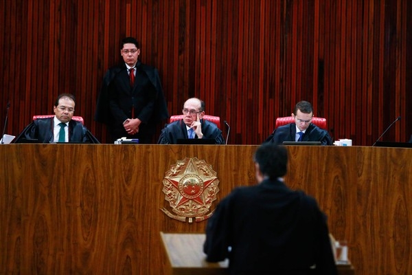 Ministro Gilmar Mendes (centro) preside sessão extraordinária do Tribunal Superior Eleitoral (TSE) para apreciar pedido de cassação da chapa Dilma-Temer por suposto abuso de poder político e econômico na campanha eleitoral de 2014