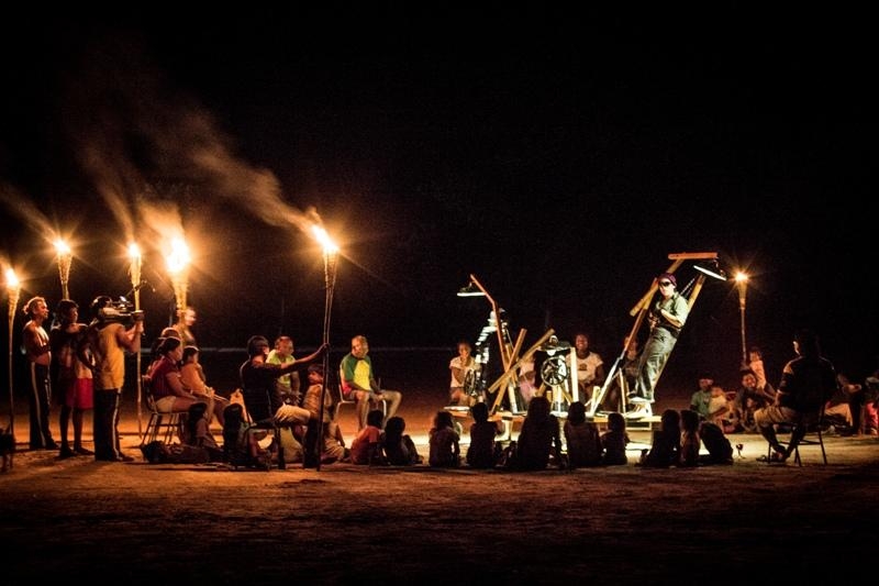 Por meio do Circula MT a Cia. Pessoal de Teatro levou o espetculo Cidade dos Outros para a aldeia Weder