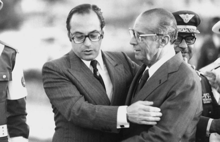 O ento governador de So Paulo Paulo Maluf abraa o ento presidente Joo Figueiredo.