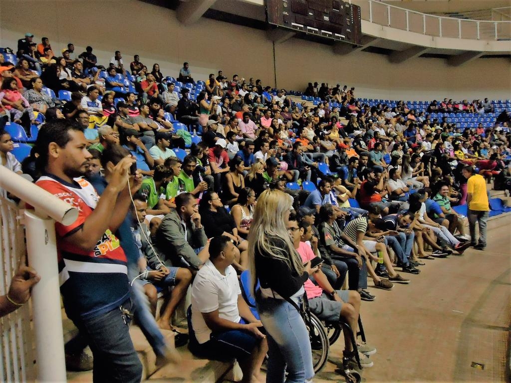 Pblico participa da cerimnia de abertura da competio