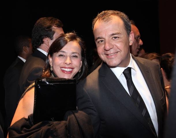Adriana Ancelmo e Srgio Cabral em foto para coluna social em 2013