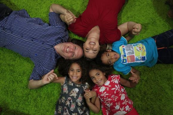 Os trigêmeos Caio, Camila e Carla foram adotados com dois anos e meio pelo casal Jeferson Seidler e Silvana Kronemberger