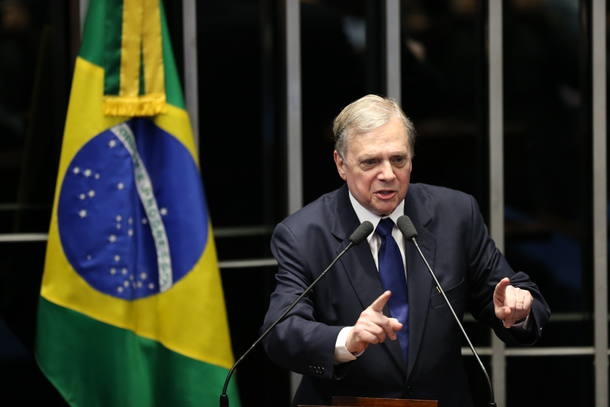 O presidente interino do PSDB, senador Tasso Jereissati (CE), durante pronunciamento na tribuna do Senado, no dia 23 de maio