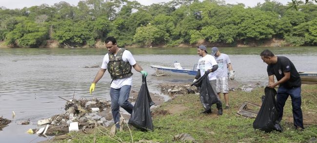 Deputado Wancley e voluntrios realizaram limpeza no rio Cuiab, em 2016. Nova edio ser em junho.