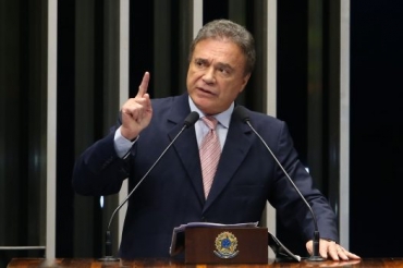 Senador lvaro Dias. 