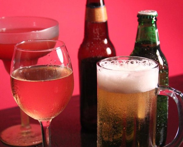 Estudo sugere que mesmo nveis considerados moderados de consumo de lcool so associados a um maior risco de danos cerebrais.