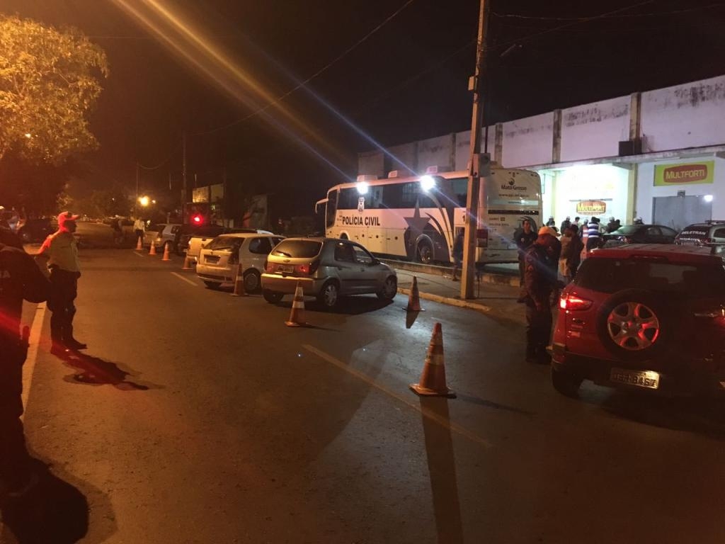 Alm do policiamento de rotina a PM est fazendo blitz da Lei Seca em diversas vias de Cuiab e Vrzea Gran