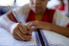 Agentes comunitários devem percorrer bairros à procura de crianças fora da escola e alertar plataforma