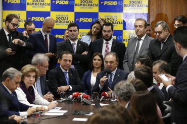 O líder do PSDB na Câmara, Ricardo Tripoli (ao microfone), fala em reunião do partido realizada em junho, em Brasília