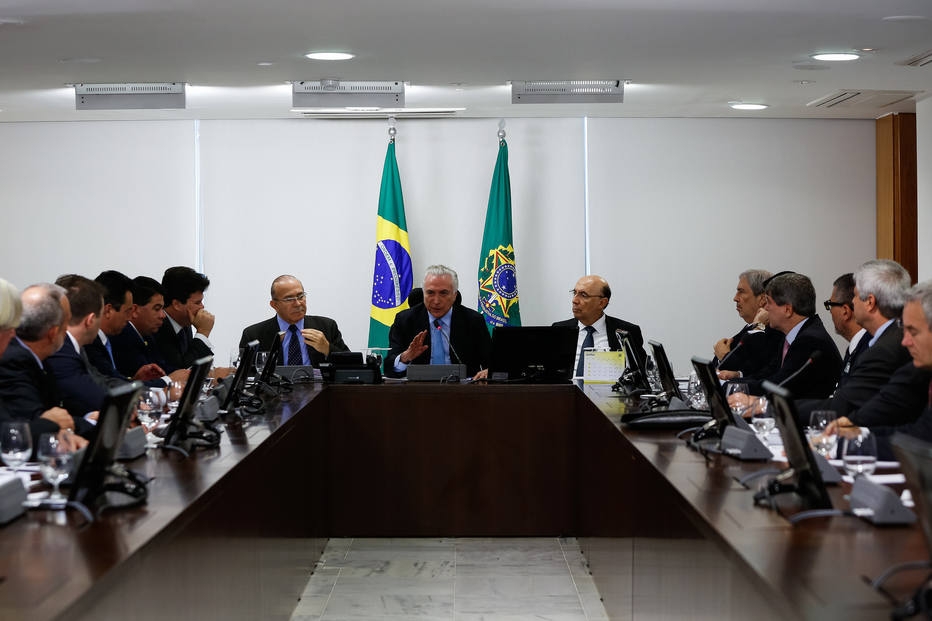 Temer com deputados e senadores no Planalto, no dia 4 de julho