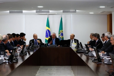 Temer com deputados e senadores no Planalto, no dia 4 de julho