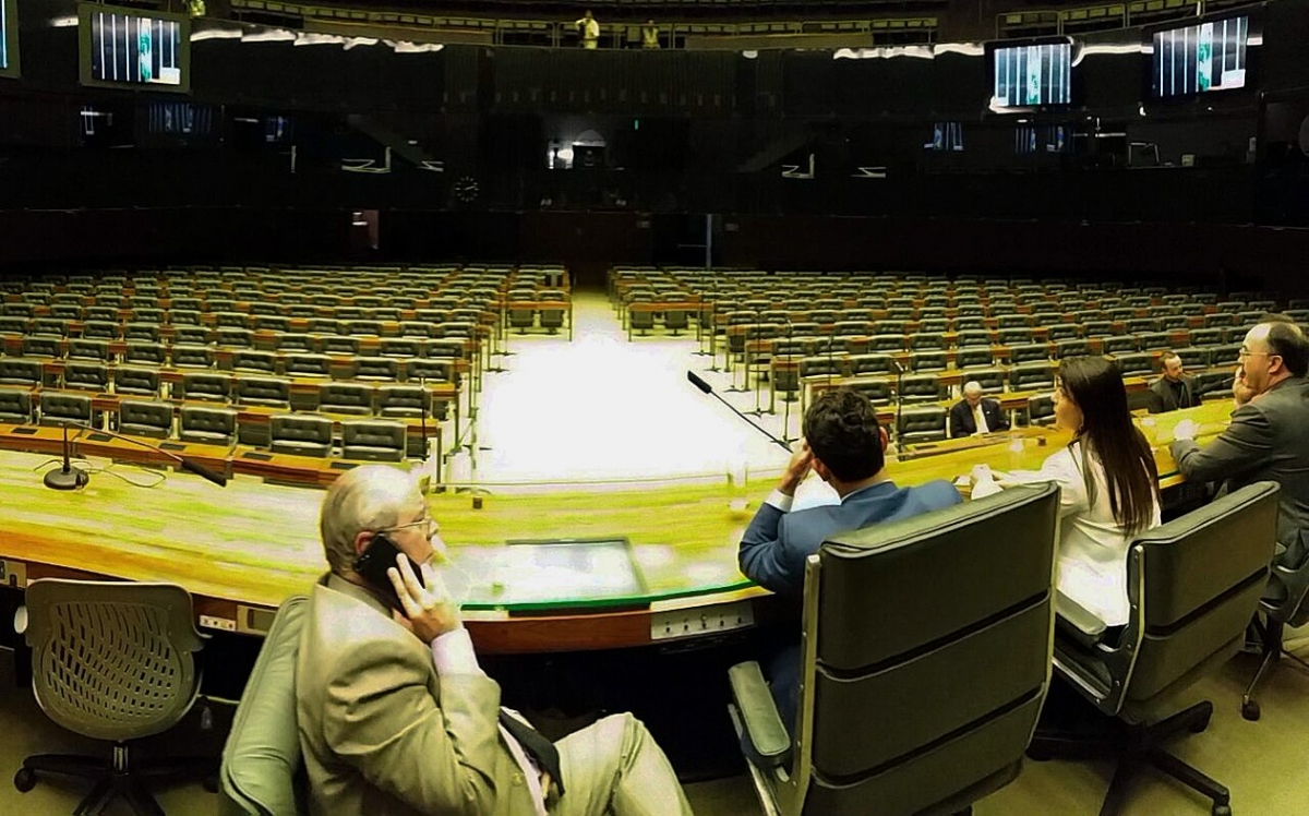Plenário da Câmara dos Deputados nesta segunda-feira (17); sem quórum, parecer que recomenda rejeição de denúncia contra Temer não foi lido