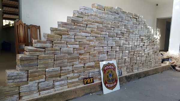 Carregamento de 400 kg de pasta base de cocana, que estava em avio que fez pouso forado, foi apreendido durante a investigao