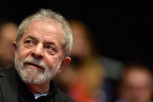 Luiz Incio Lula da Silva  acusado de receber terreno e apartamento como propina da Odebrecht; ele naga as acusaes