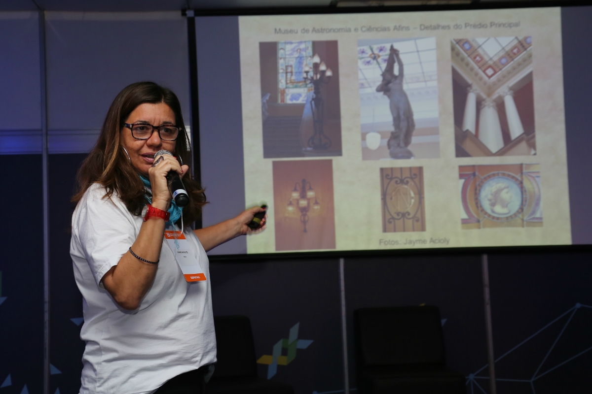 Arquivista Mrcia Cristina Alves, do Museu de Astronomia e Cincias Afins (Mast), participou da 69 Reunio Anual da SBPC, em Belo Horizonte.