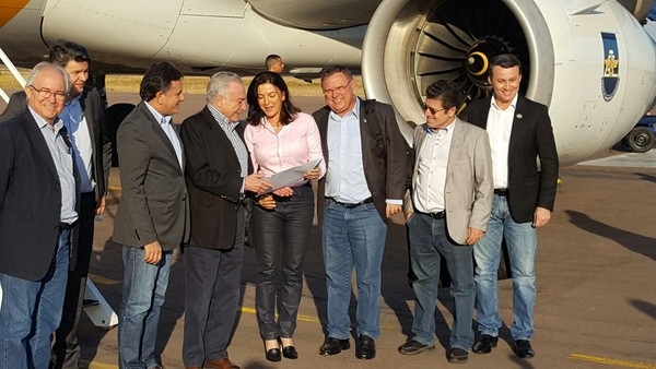 Temer desembarcou em Sinop junto com o ministro da Agricultura, Blairo Maggi, e outros políticos, e foi recebido pela prefeita da cidade, Rosana Martinelli (PR)