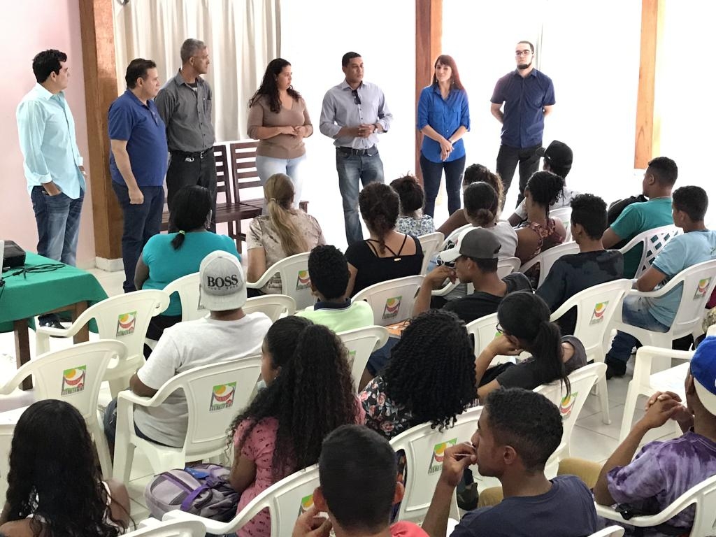 Secretrio Domingos Svio recebe os alunos na primeira aula do MedioTec, na ETE Burit