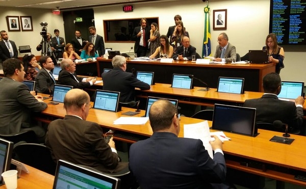 Deputados da comissão especial concluíram no início da tarde desta terça a votação da PEC da reforma política