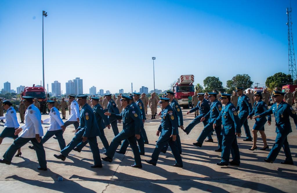 Bombeiros em desfile no Dia Nacional do Bombeiro em julho