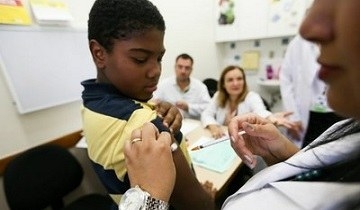 Para essa faixa etária orientação é esquema com três doses, com intervalo de zero, dois e seis meses