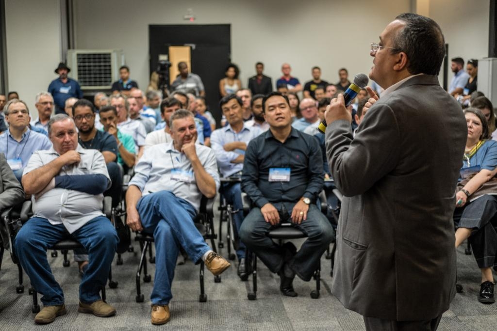 Governador Pedro Taques fala com plateia durante realizao do 5 Workshop da Qualidade do Algodo