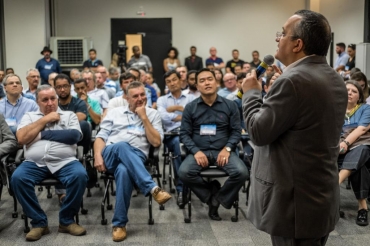 Governador Pedro Taques fala com plateia durante realização do 5º Workshop da Qualidade do Algodão