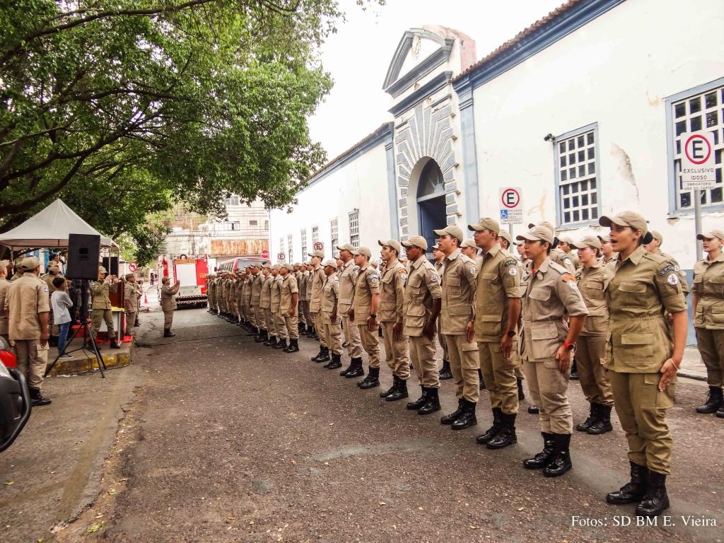 Banda se apresenta para populao e dispositivo de autoridades