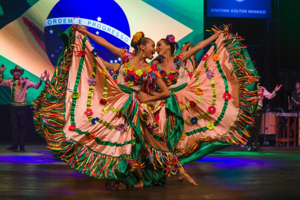 O Flor Ribeirinha leva para o entorno da Arena Pantanal o espetculo vencedor de festival na Turquia