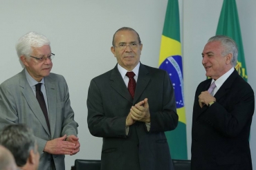O presidente da República, Michel Temer, participa de cerimônia com os ministros Moreira Franco e Eliseu Padilha