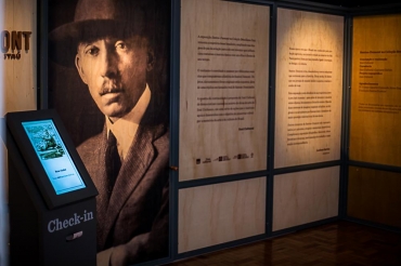Ao entrar na exposição o visitante faz o check in e inicia uma viagem pela trajetória do aviador brasileiro