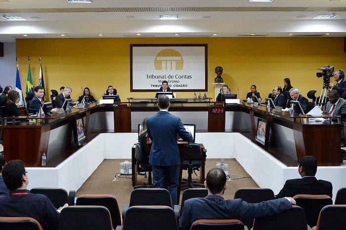 Agora, diante da situação fática de afastamento de titulares, cada Câmara está funcionando com três conselheiros interinos.