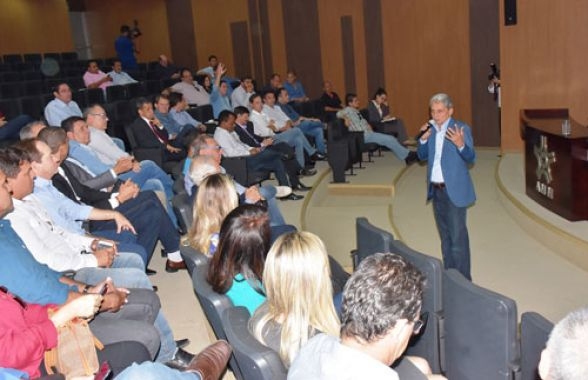 Prefeitos discutem formas de pressionar governo a pagar repasses atrasados