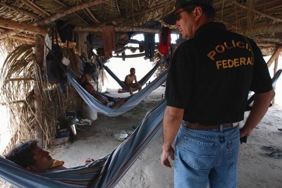 Policial federal avalia condies em alojamento de ttrabalhores