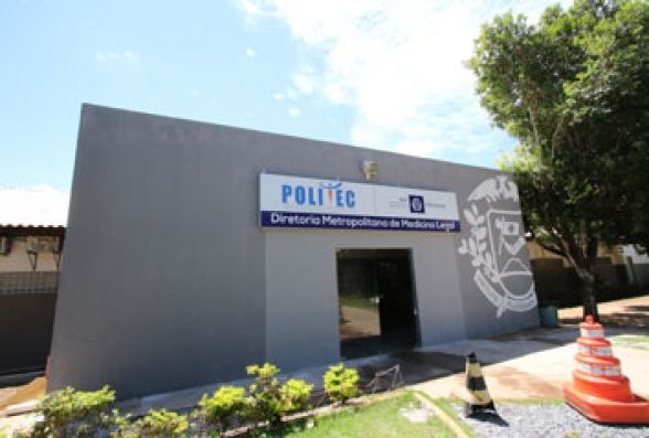 Corpo de mulher  achado nu e com a cabea esmagada em matagal
