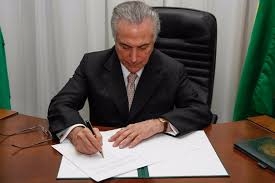 O presidente Michel Temer anuncia o auxílio financeiro aos municípios durante encontro com Paulo Ziulkoski, presidente da CNM