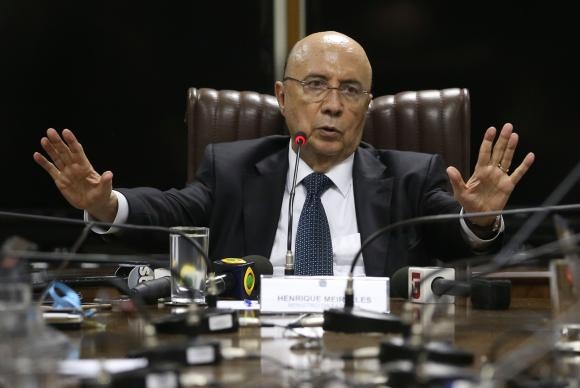 O  ministro  da  Fazenda,  Henrique  Meirelles,  durante  caf  da  manh  com  jornalistas