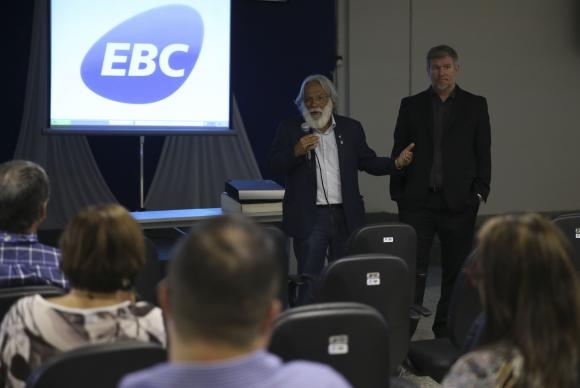 O diretor-presidente da Aadasa, Paulo Salles, e o diretor da agência Jorge Enoch Furquim Werneck Lima participam de palestra sobre o 8º Fórum mundial da Água, na EBC