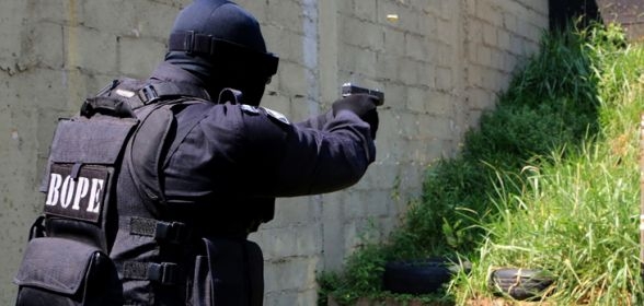 Homens do Bope realizavam uma caada aos 2 criminosos que fugiram pela manh aps um PM ter reagido a uma invaso em sua residncia