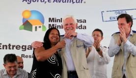 O ministro da Secretaria-Geral da Presidncia, Moreira Franco, faz a entrega de 800 moradias do programa Minha Casa, Minha Vida