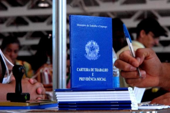 A população ocupada cresceu 0,9% em relação ao trimestre anterior e 2% na comparação com o último trimestre de 2016