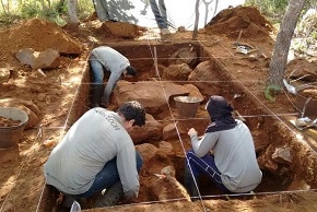 Entre as lascas de pedra foram encontrados vestgios de ferramentas acabadas  fabricadas para suprir as necessidades do cotidiano dessas pessoas